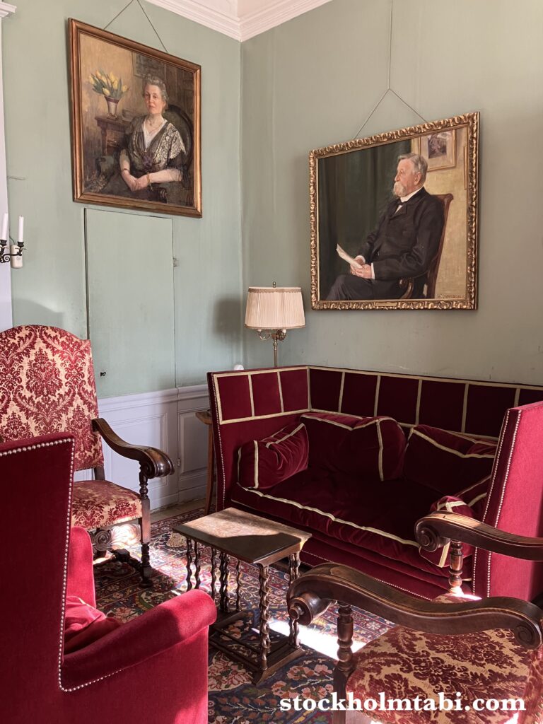 赤いソファがあるEdesbergs Slottの寝室