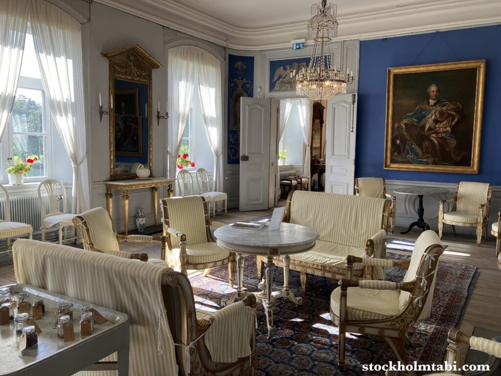 イエローのソファが置かれたブルーサロン