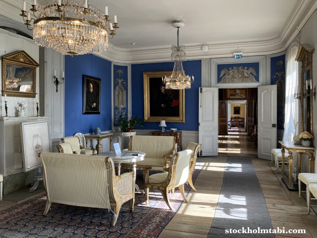 シャンデリアのかかったEdesbergs Slottのブルーサロン