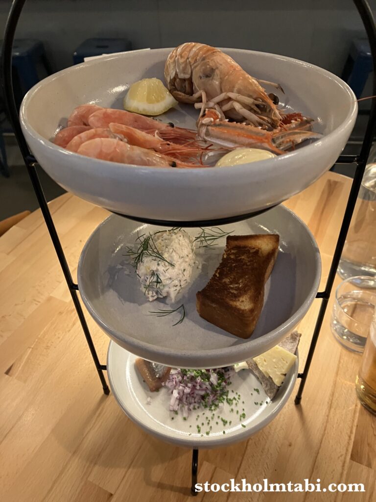 3段のお皿が並んだレストランB.A.R.のシーフード