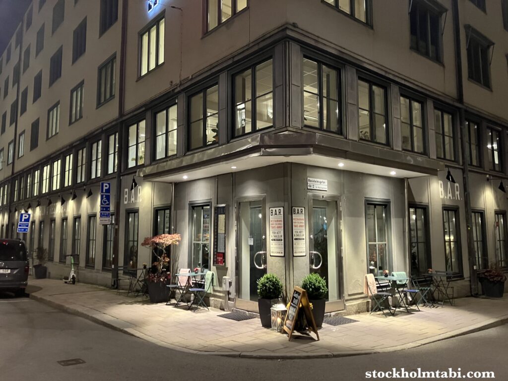 ビルの一階にあるレストランB.A.R.の外観