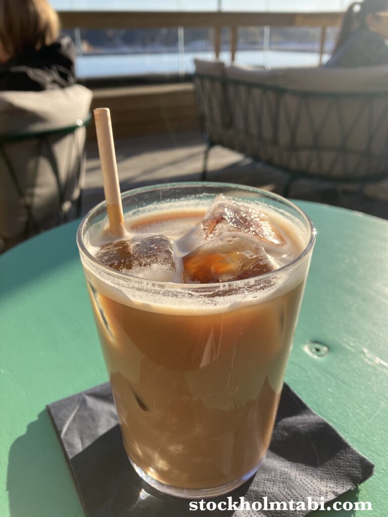 Scandic rooftop bar Capitalのアイスカフェラテ