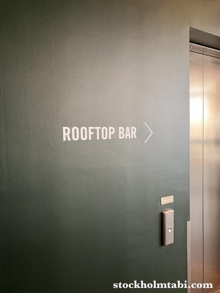 Scandic rooftop bar Capitalへの案内板