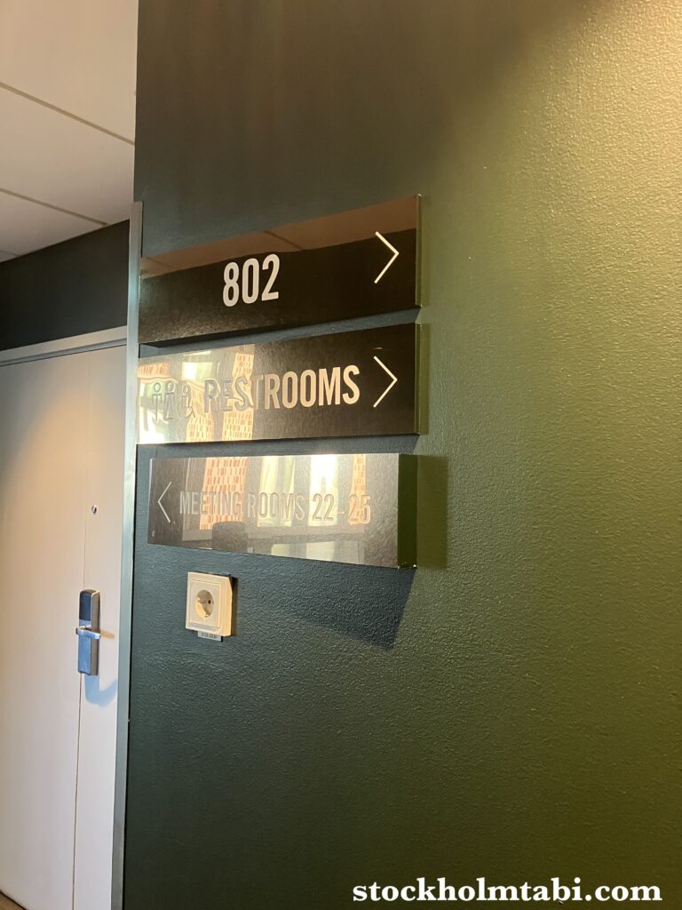 Scandic rooftop bar Capitalのトイレへのサイン