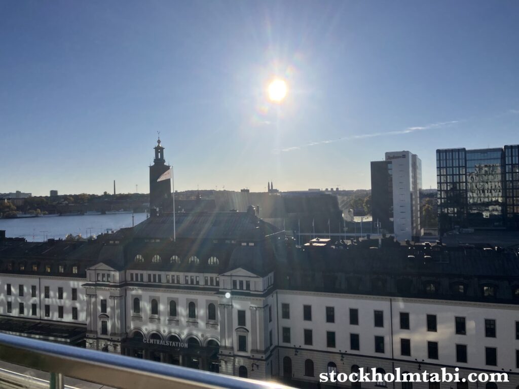 Scandic rooftop bar Capitalから見えるストックホルム市庁舎と中央駅