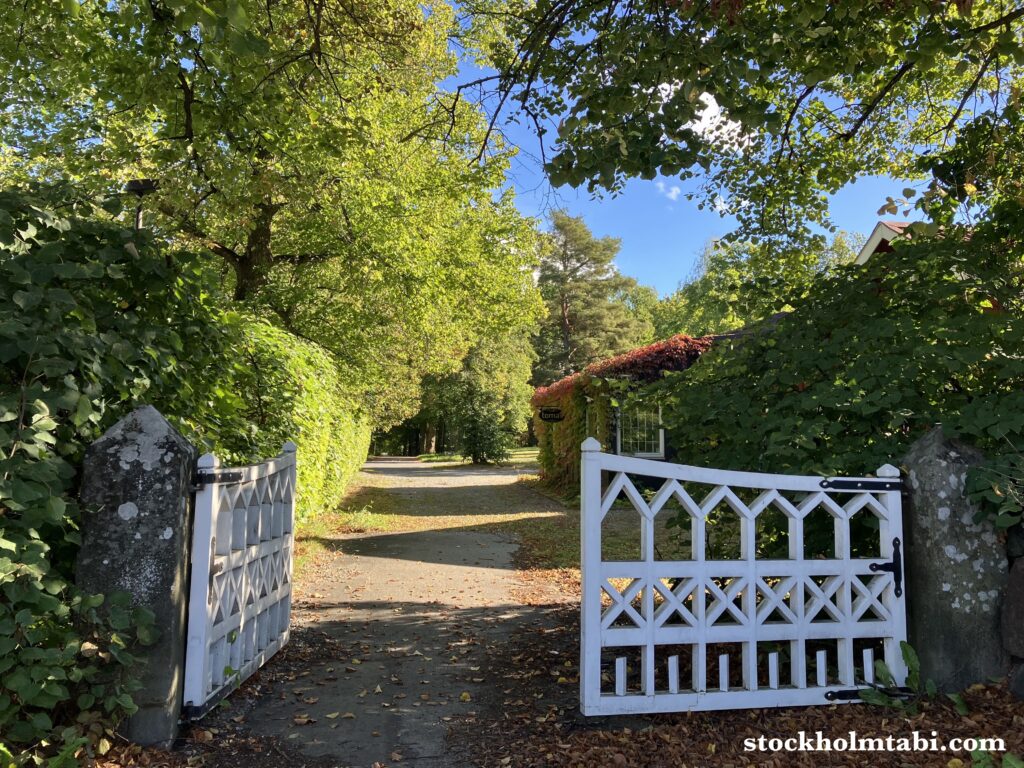 Edesbergs Slott近くの使用人の家の白い門