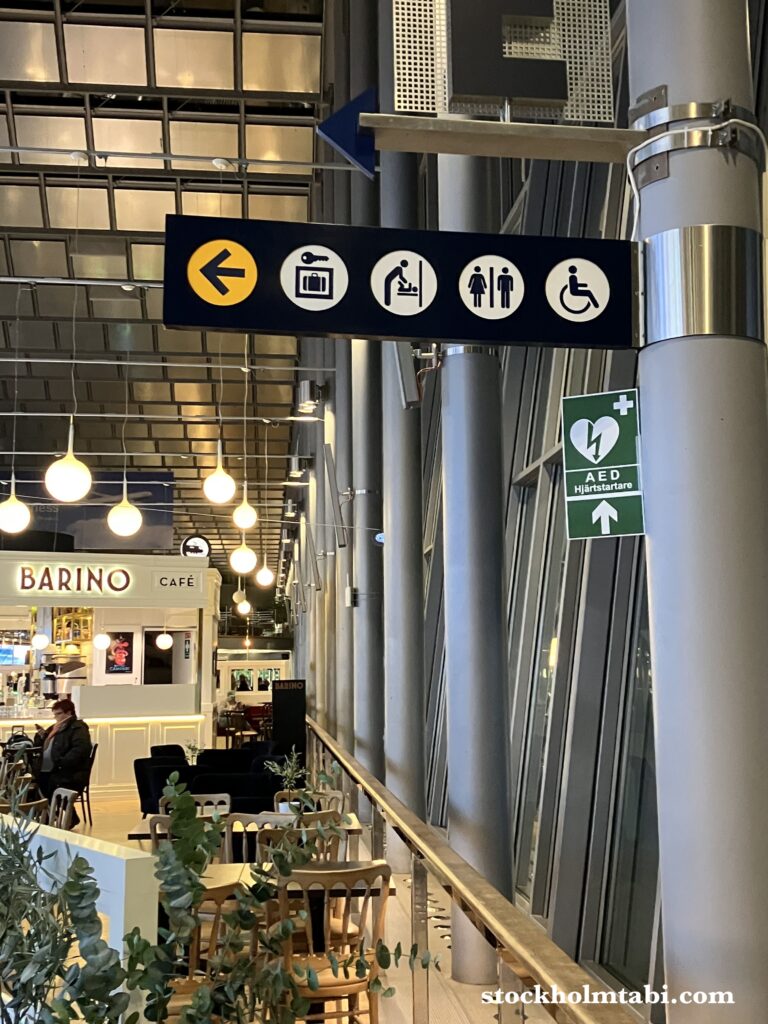 アーランダ空港のローッカー。スウェーデンの案内板