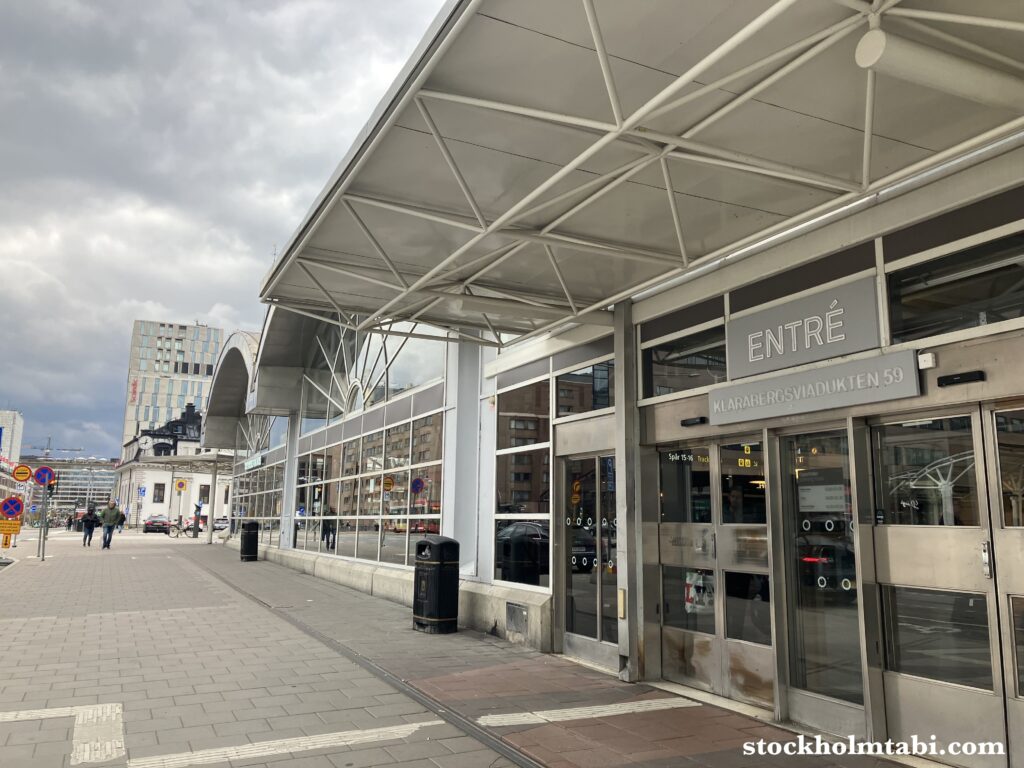 ストックホルム中央駅のロッカー近くのエントランス