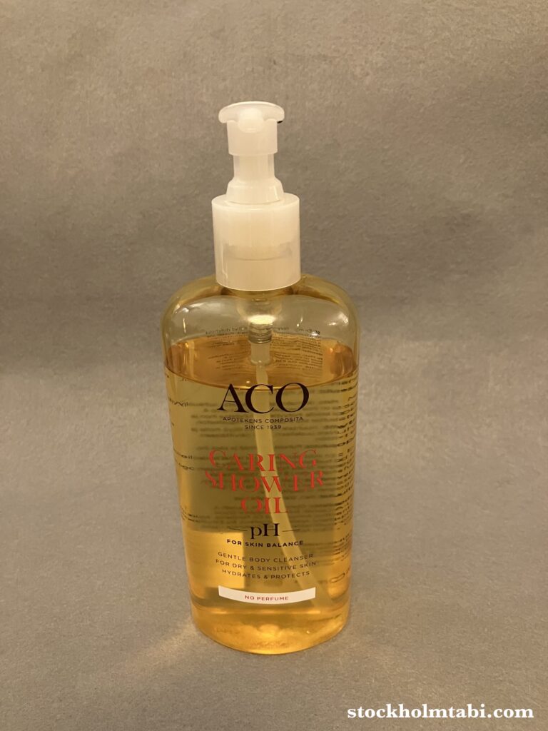 黄色いボトルのAco Caring Shower Oil