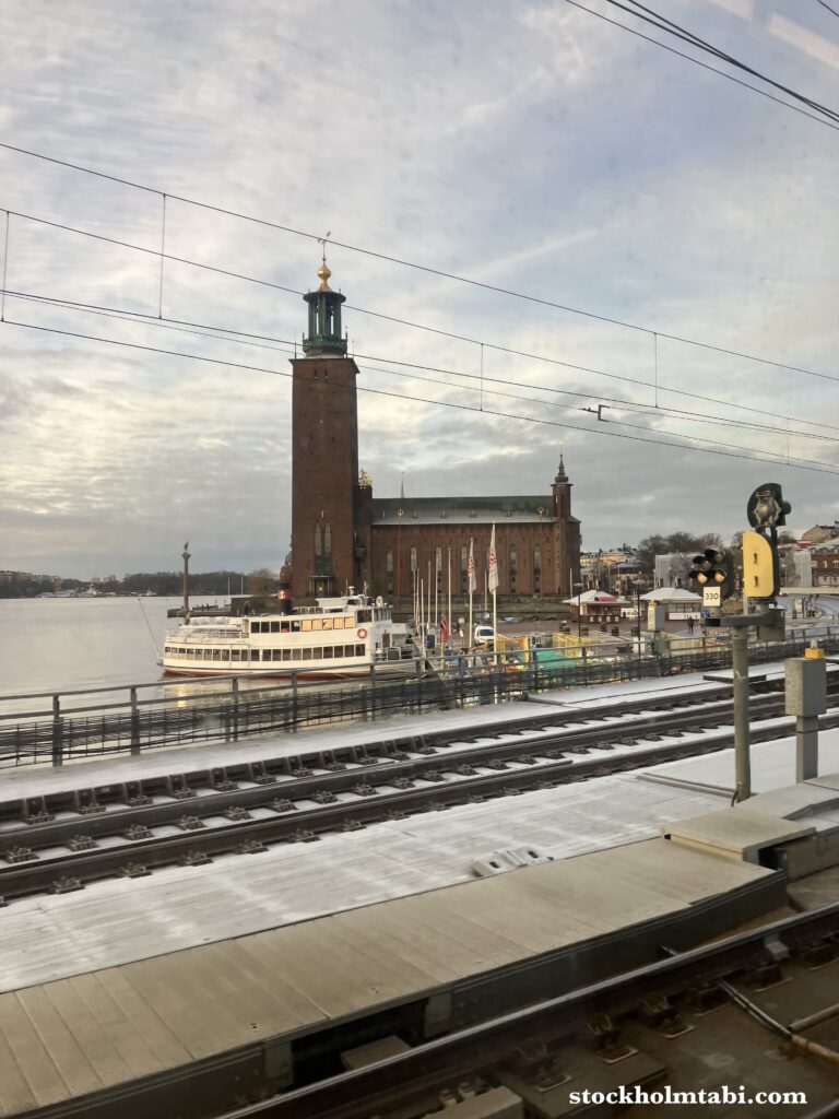車内から見えるストックホルム市庁舎