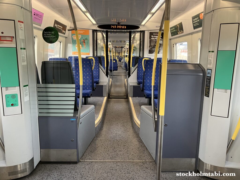 ストックホルムの近郊電車内