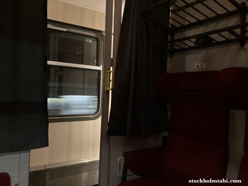 スウェーデンの鉄道Snälltågetのコンパートメントのカーテン