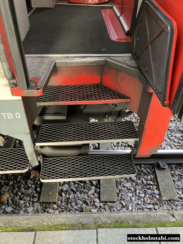 段差が激しいスウェーデンの鉄道Snälltågetの階段