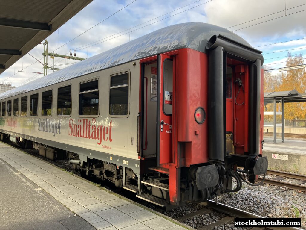 スウェーデンの鉄道Snälltågetの赤と白の車体