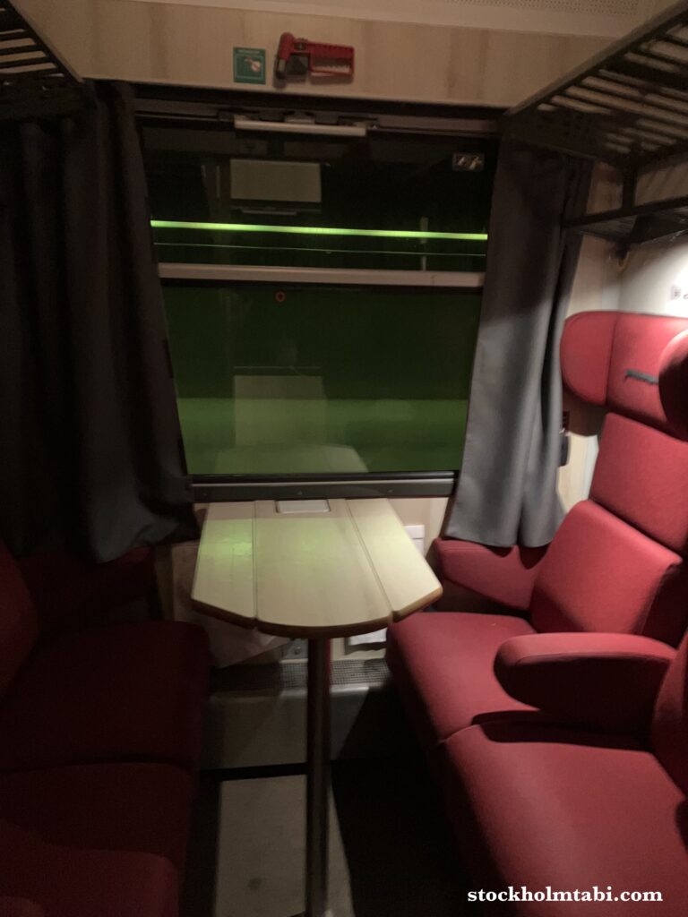 スウェーデンの鉄道Snälltågetの6人席
