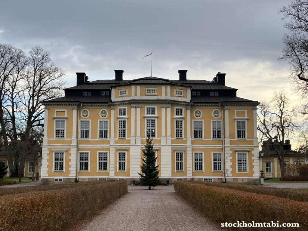 黄色い壁のSterninge Slottsby