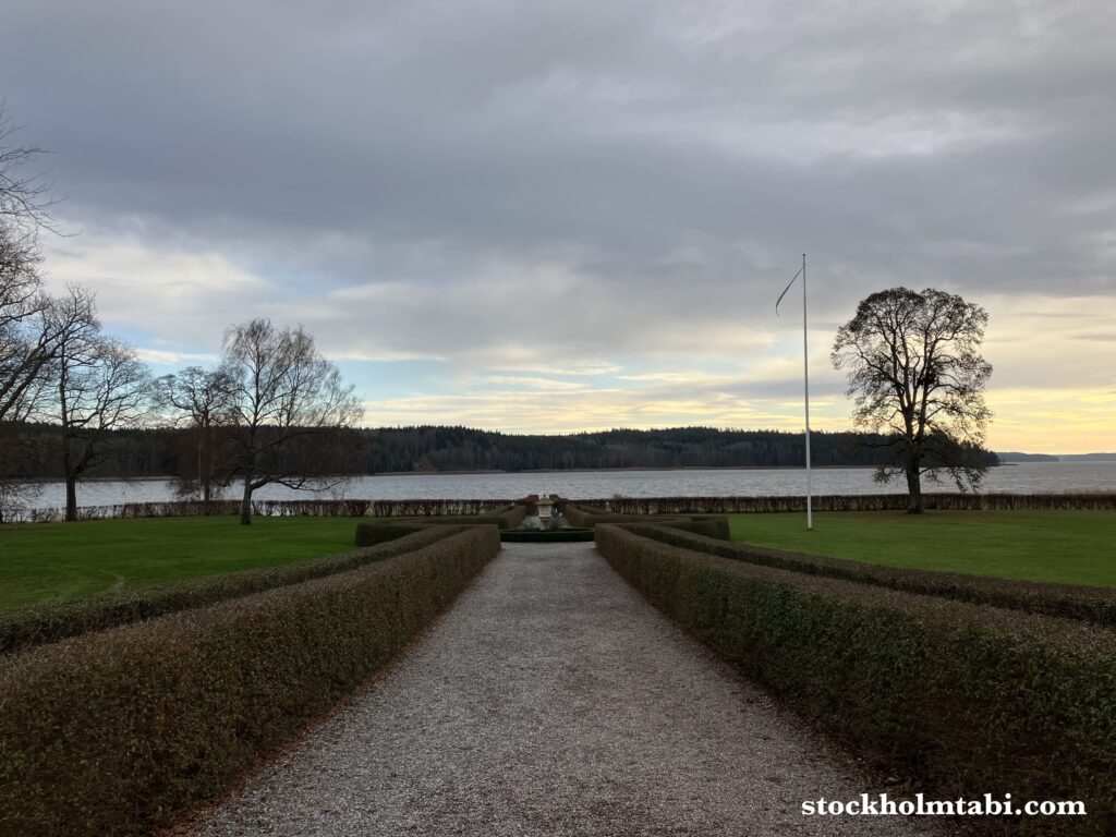 水辺へ続くSterninge Slottsby前の道