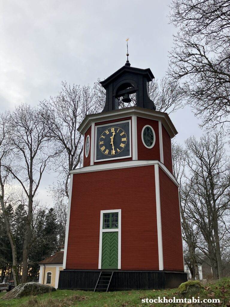 Sterninge Slottsby近くの赤い壁の鐘楼