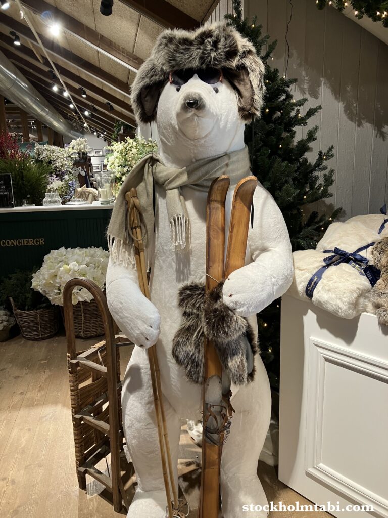 立ち上がるしろくまの人形