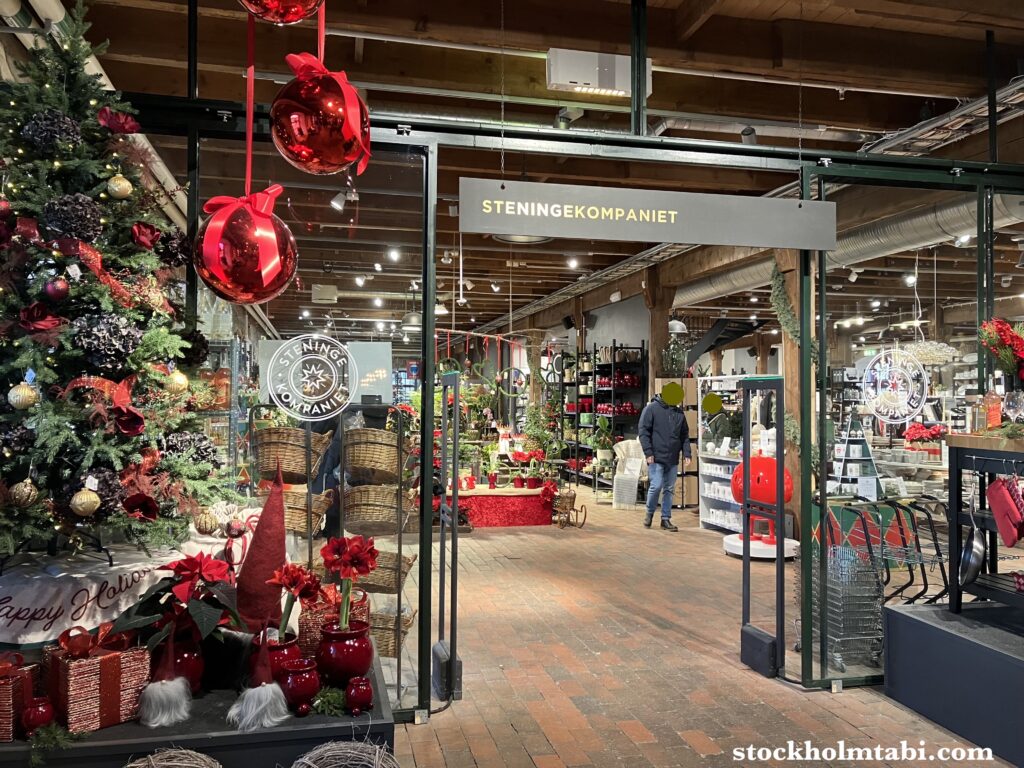 クリスマスムード漂うSteninge kompanietの入り口