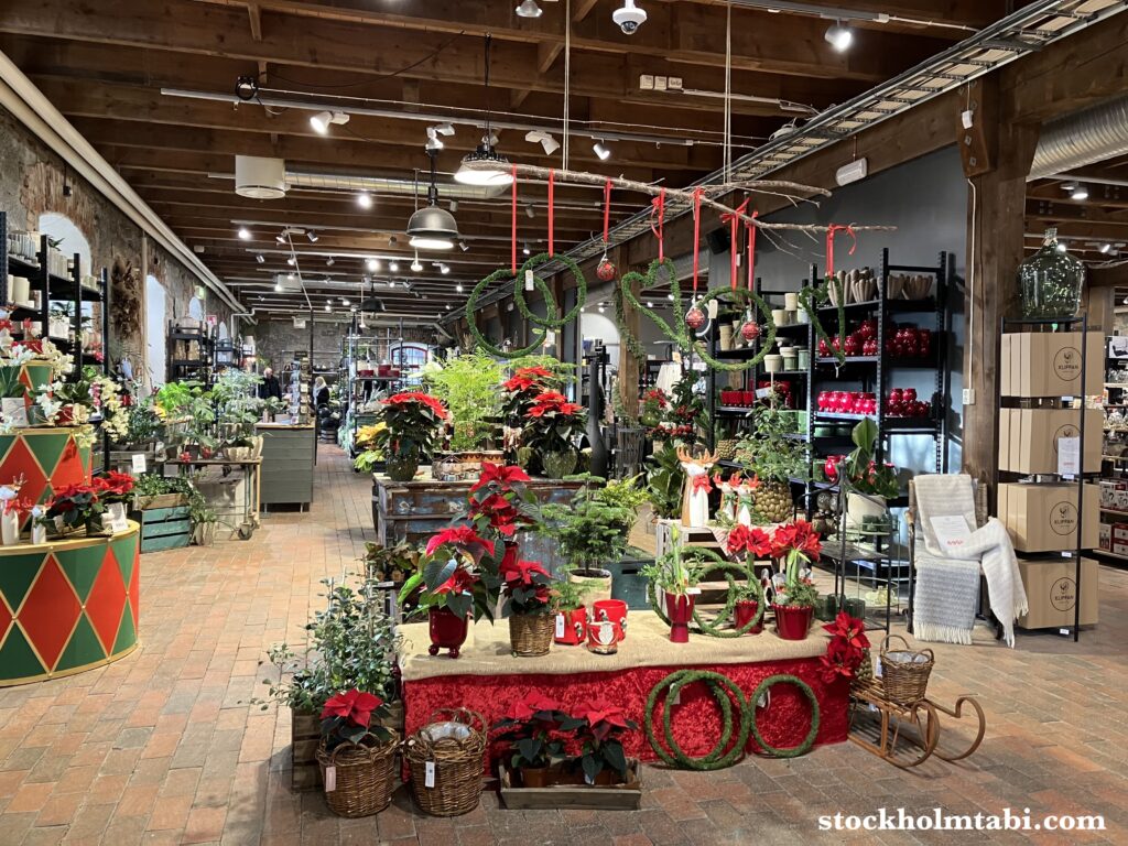 クリスマスリースの並んだSteninge kompaniet