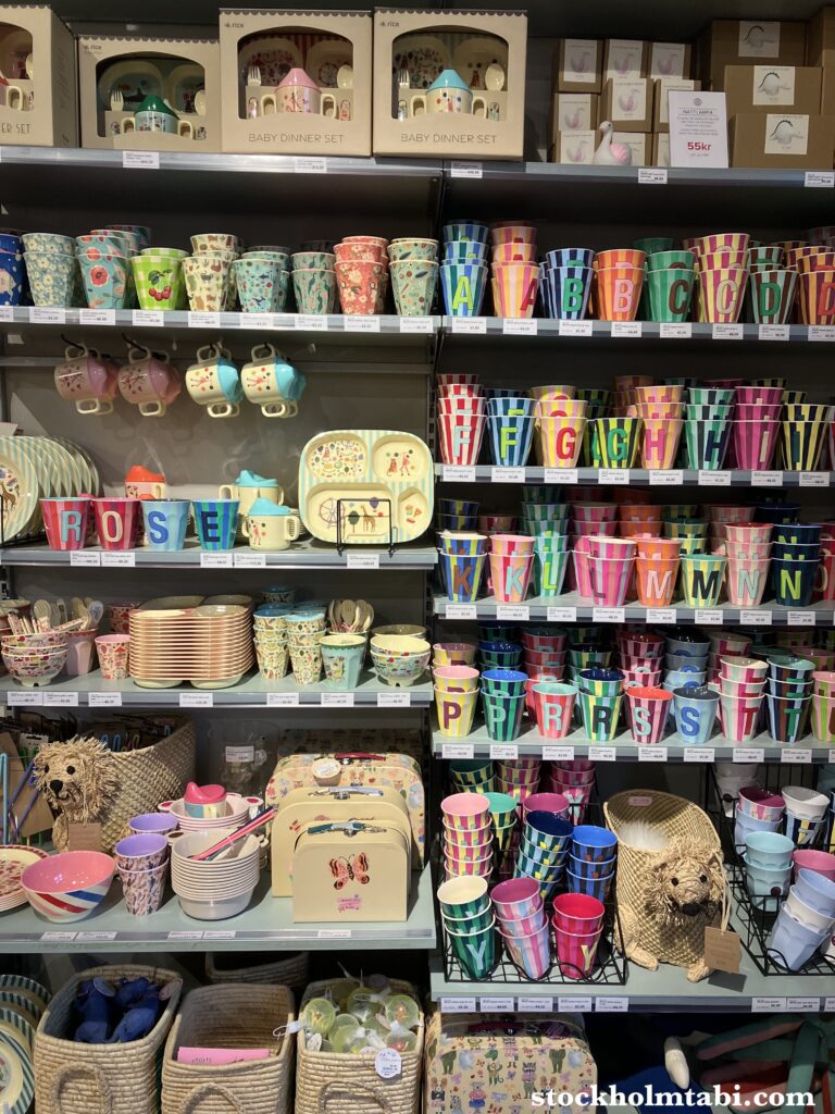 カラフルな子供用のキッチン雑貨