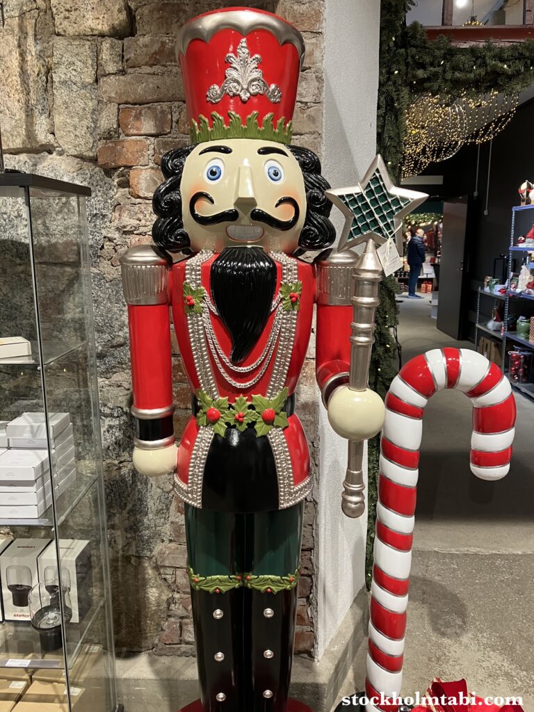 Steninge Slottsby内の大きなくるみ割り人形