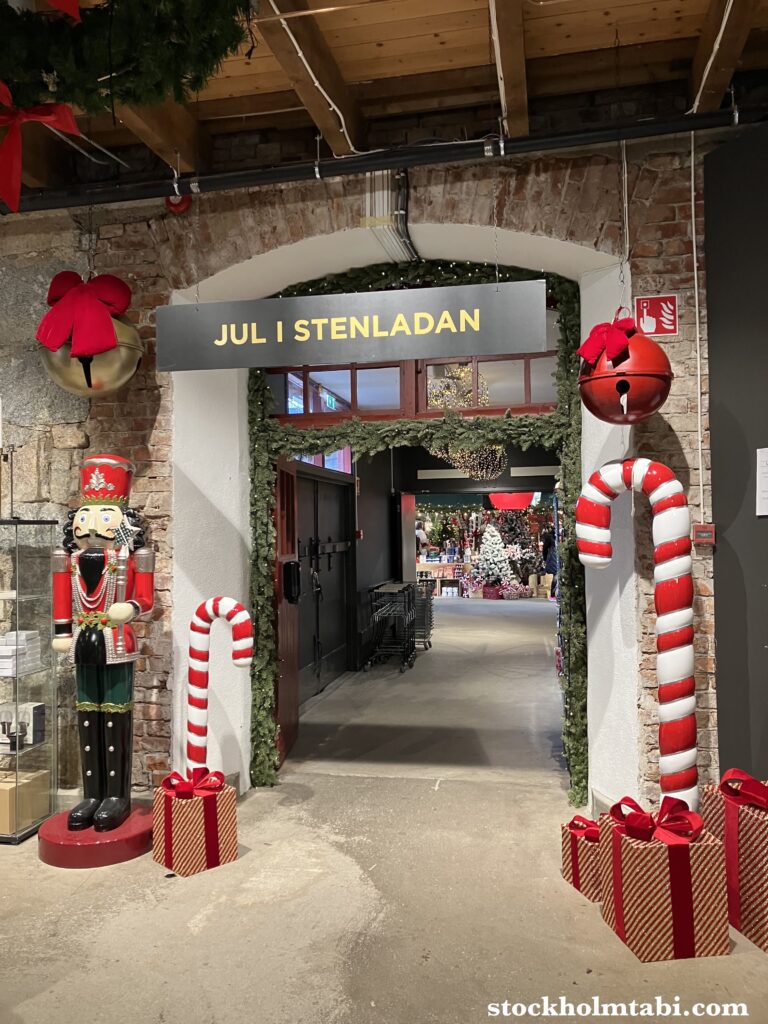 Steninge Slottsbyのクリスマスグッズの会場Stenladan