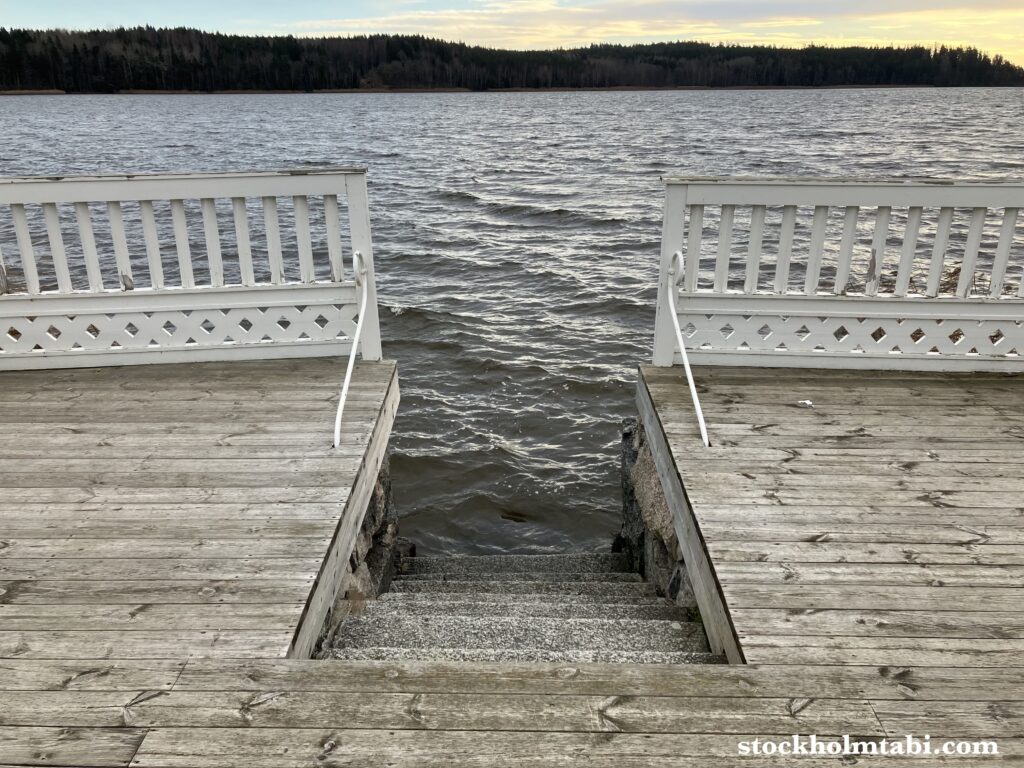 水へつながる階段