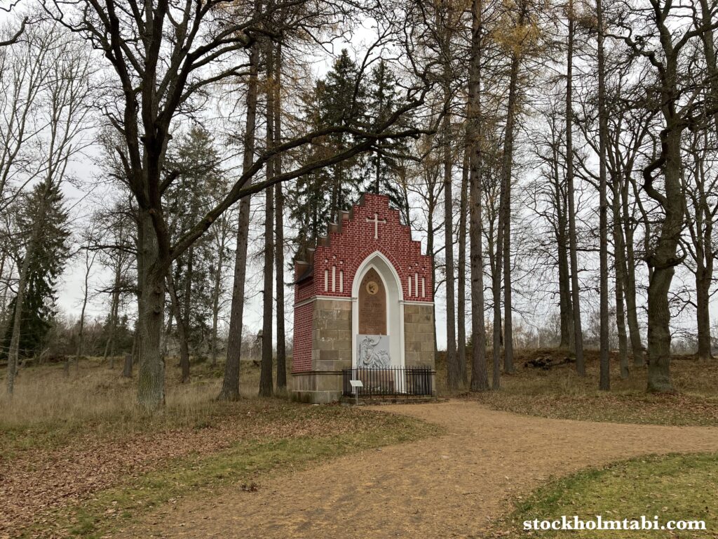 林の中に建つアクセル・フォン・フェルゼンの記念碑