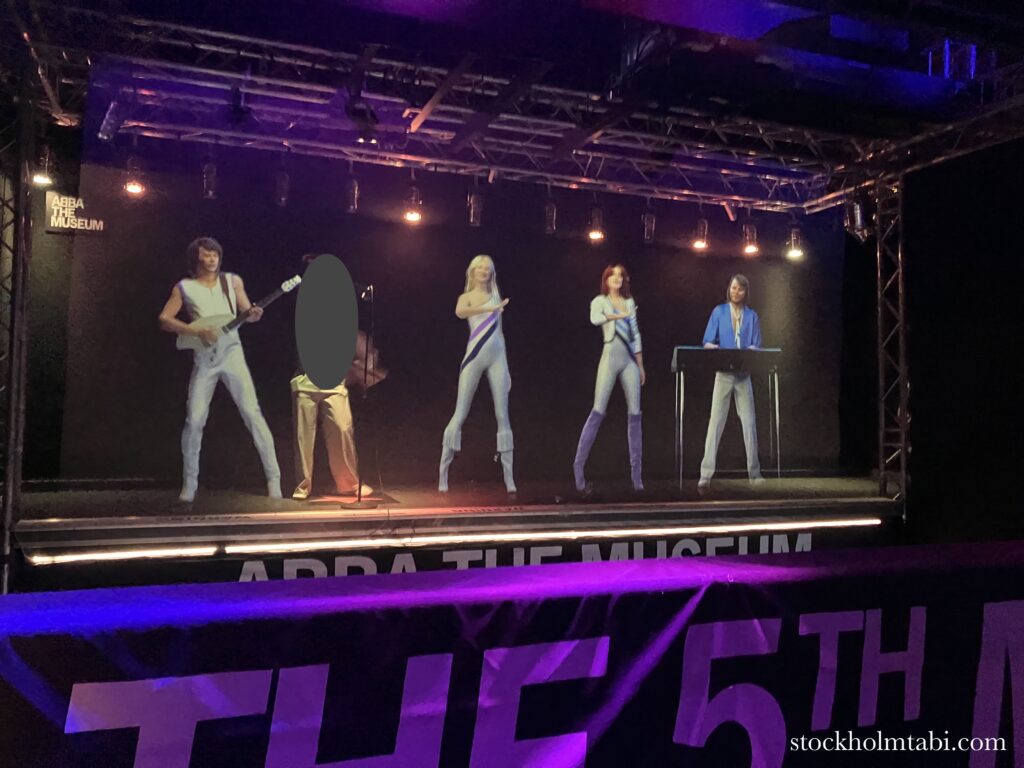 ABBAミュージアム内の5人目のメンバーになれるステージ