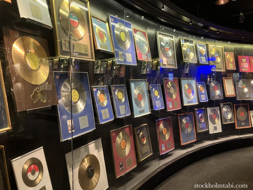 ABBAミュージアム内の症状や盾