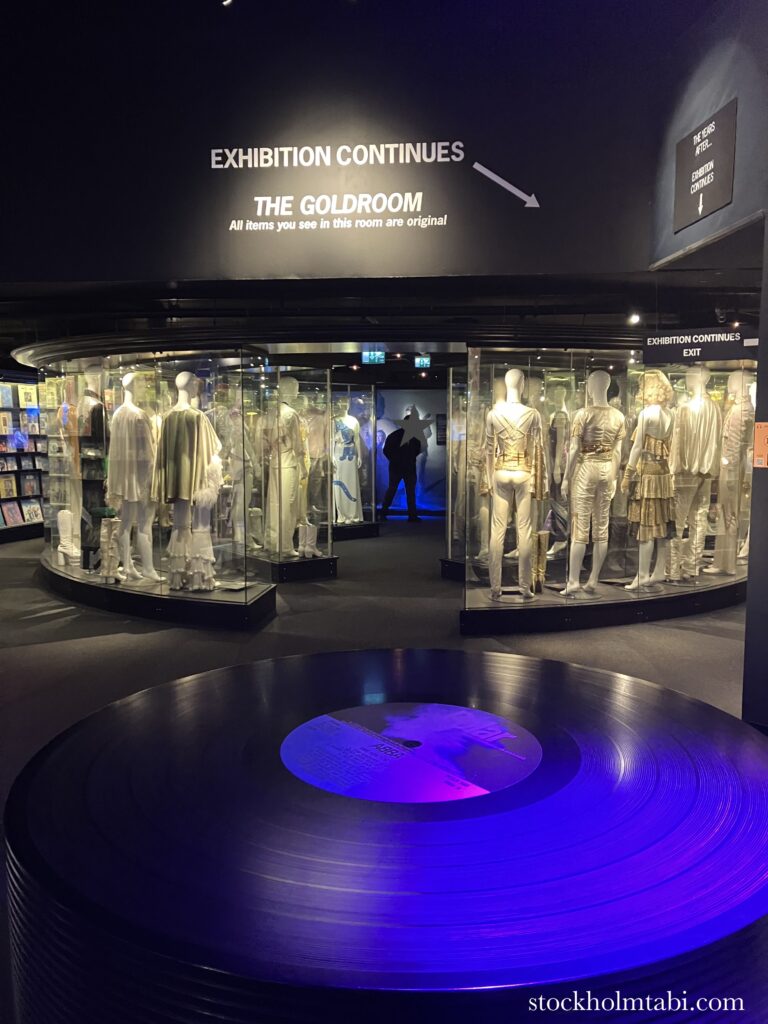 ABBAミュージアム内の衣装の展示