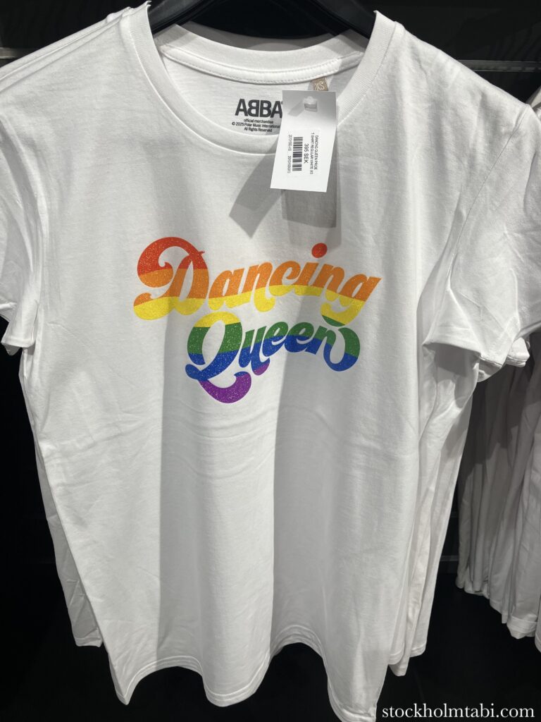 ABBAミュージアム内のショップのTシャツ