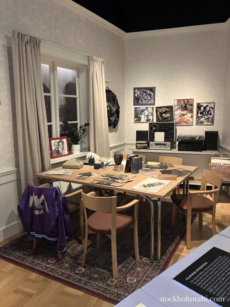 ABBAミュージアムの机が並んだ部屋