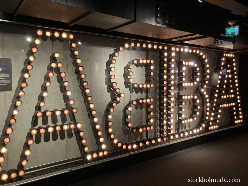 ゴールドで縁取られたABBAの看板