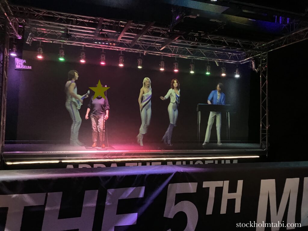 ABBAミュージアム内でメンバーと踊る客