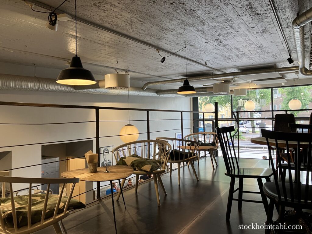 大きな窓が見えるBullar & Brödの席