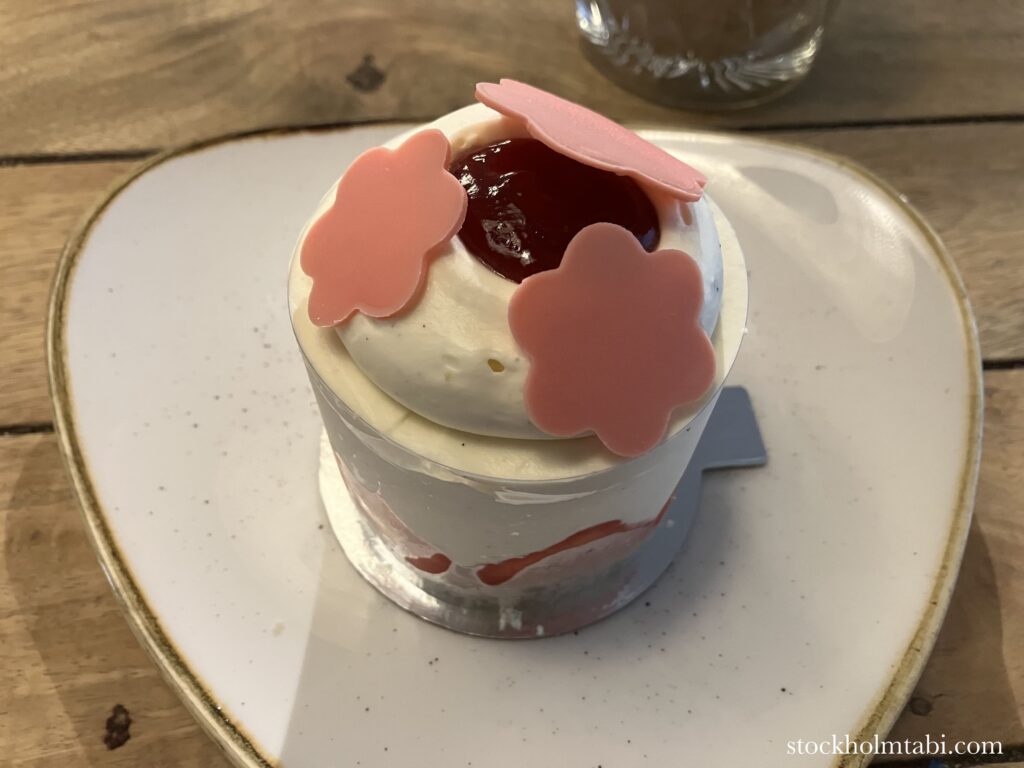 ピンクのお花がのったBullar & Brödのケーキ