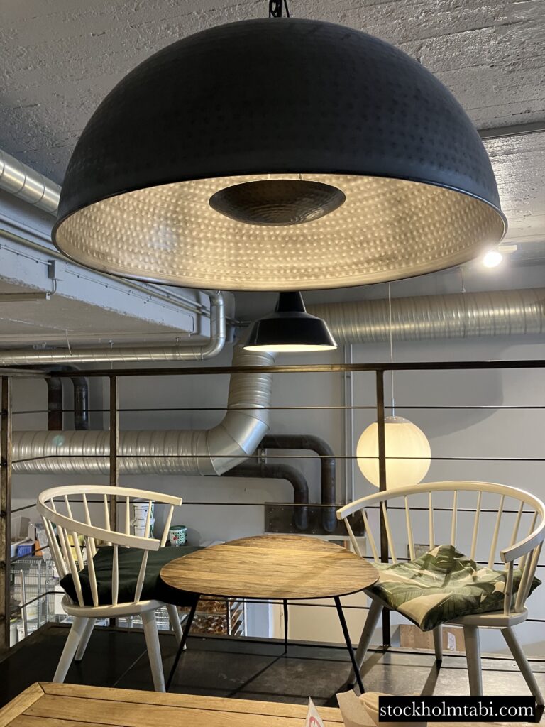 大きな黒いランプが吊るされたBullar & Brödの店内