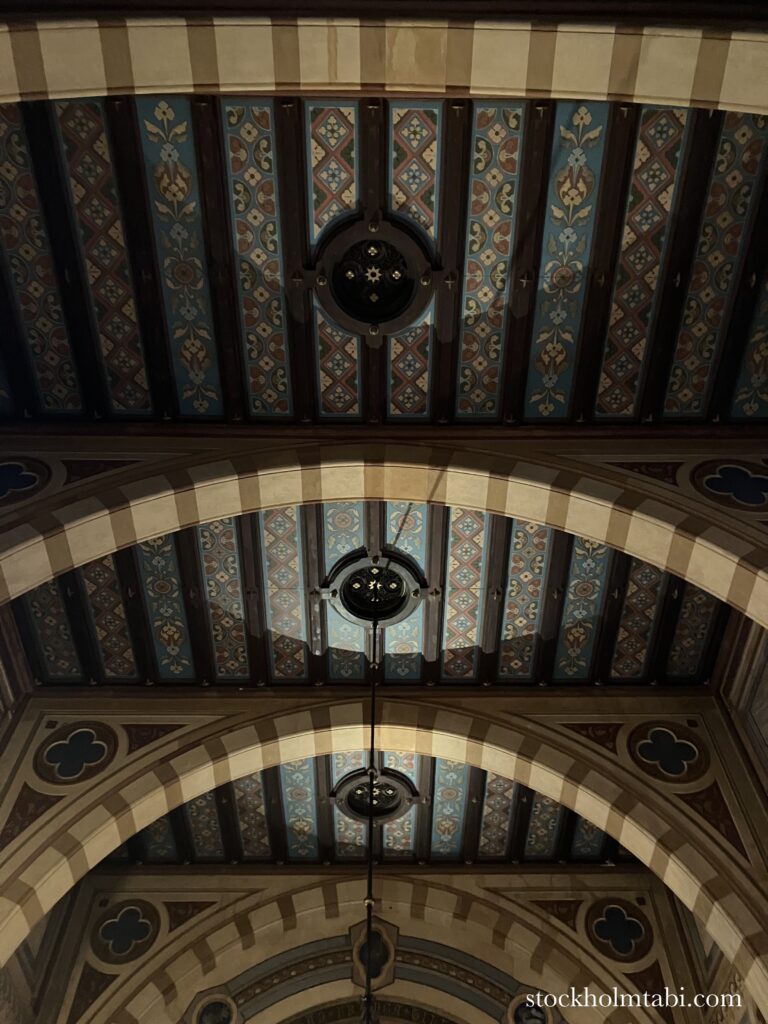 青とベージュのKatolska domkyrkan i Stockholmの天井