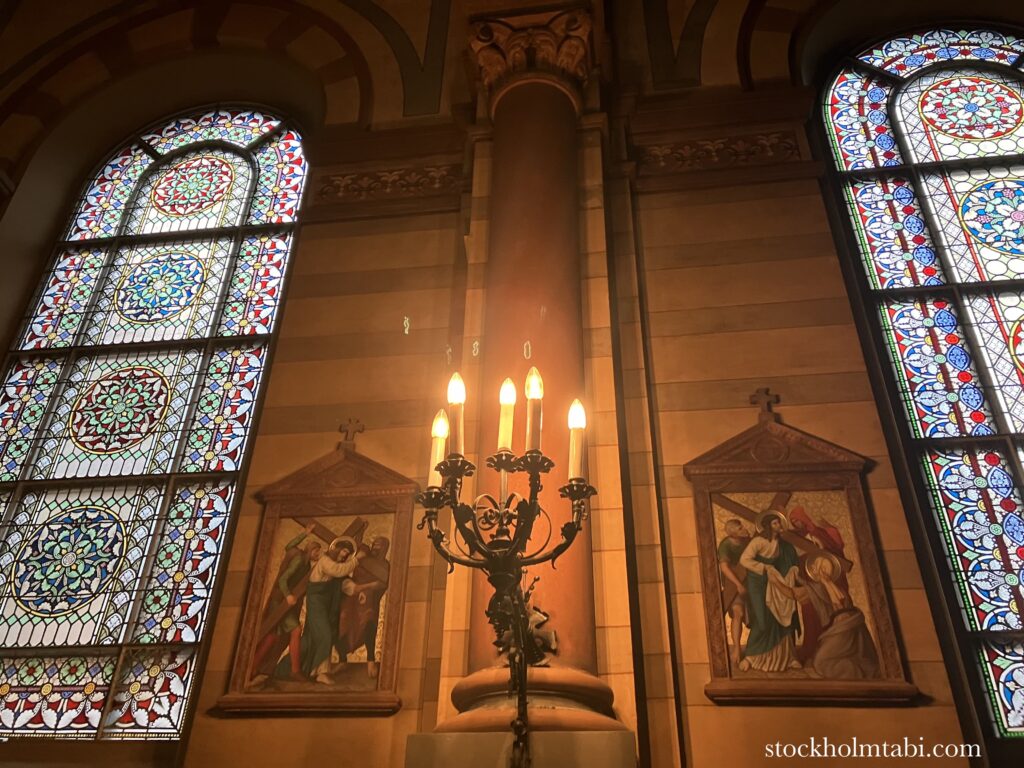 Katolska domkyrkan i Stockholmのステンドグラスとキリストの絵