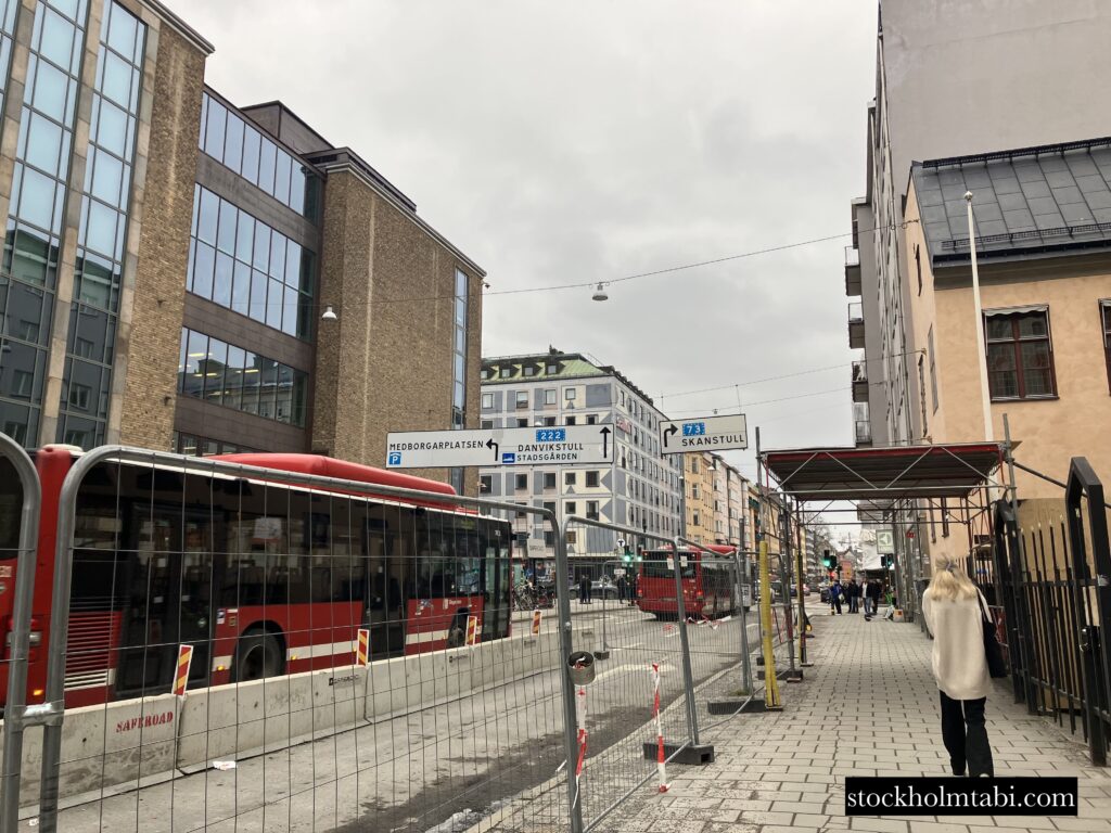 Katolska domkyrkan i Stockholmの外の道路