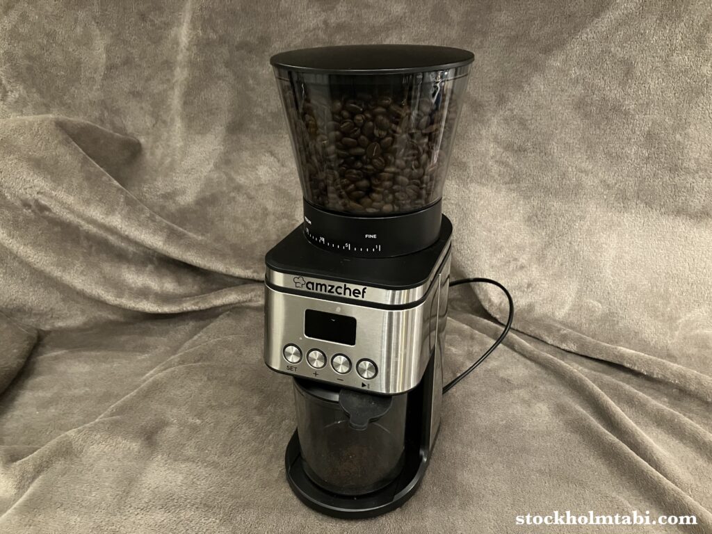 コーヒー豆が入ったコーヒーグラインダー