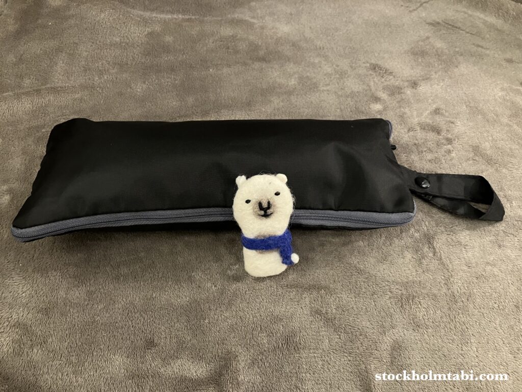 黒い傘ケースとしろくま