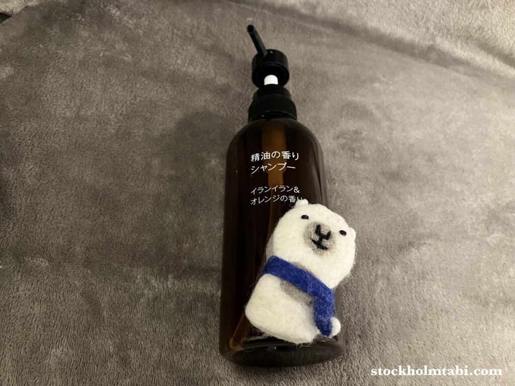 無印のアロマシャンプーとしろくまの人形