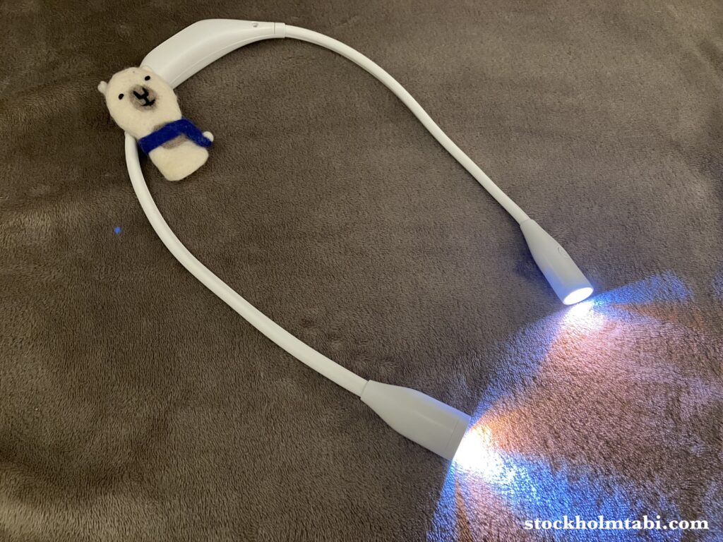 青白い光を放つネックライト