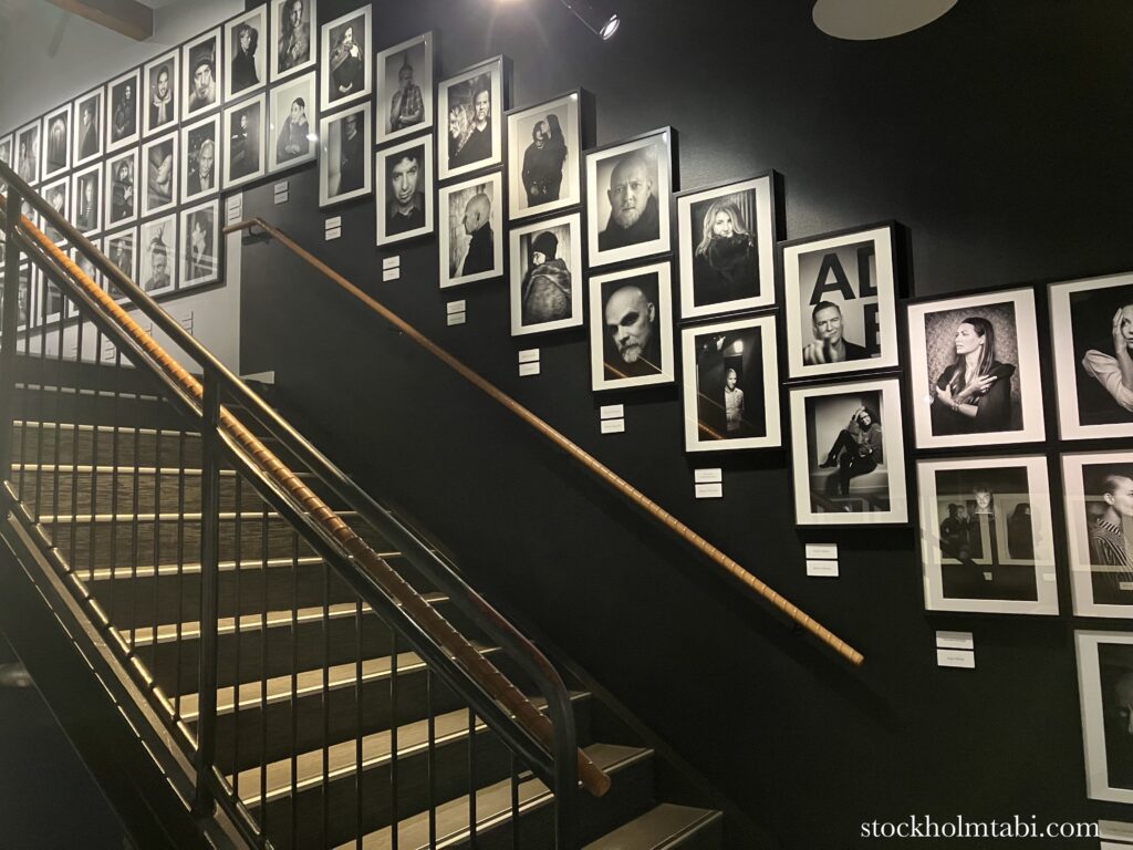階段にびっしり並ぶFotografiska Stockholmの写真