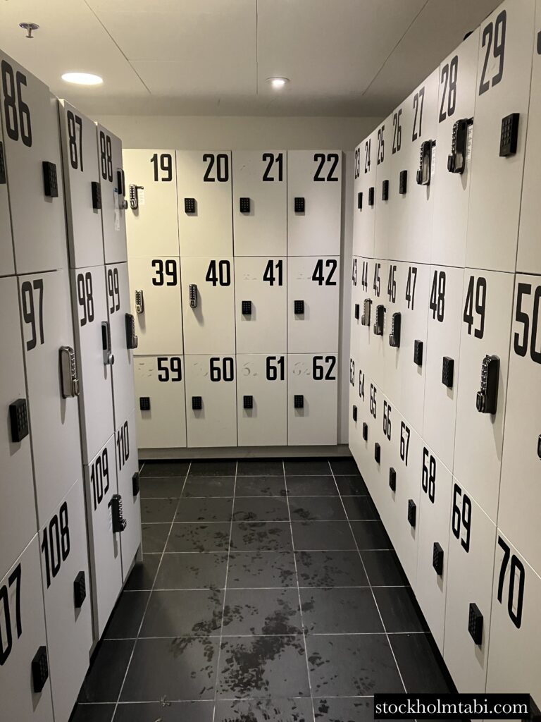 大きな番号が着いたFotografiska Stockholmのロッカー