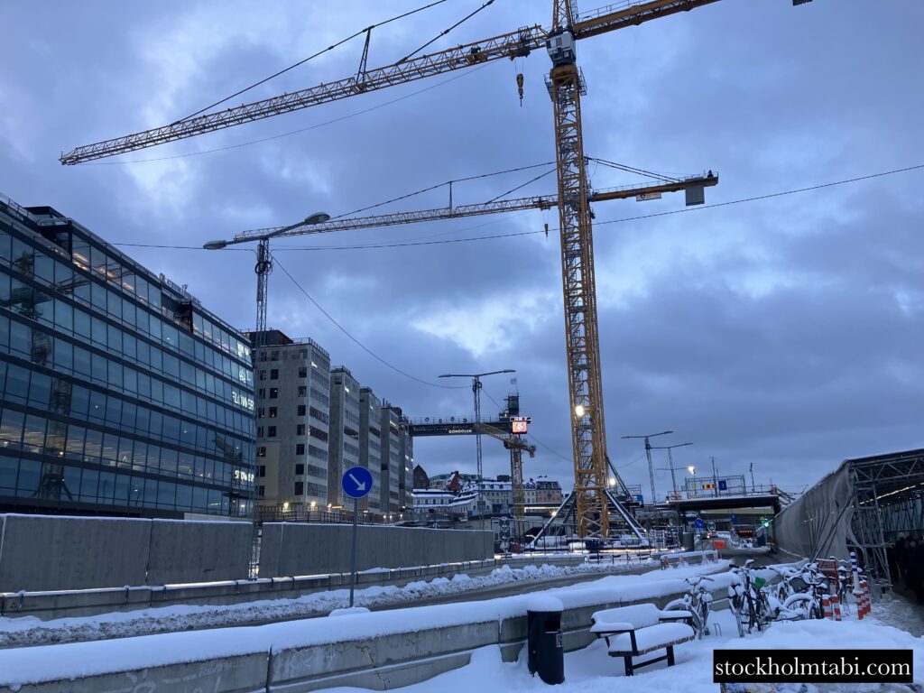 クレーンが並ぶ工事中のスルッセン